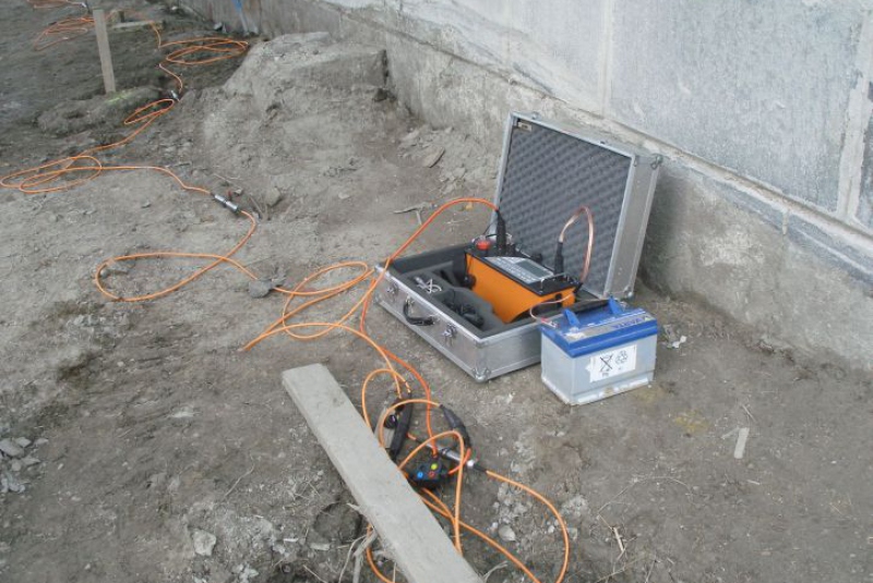 Geophysical survey and electrical leak detection tests